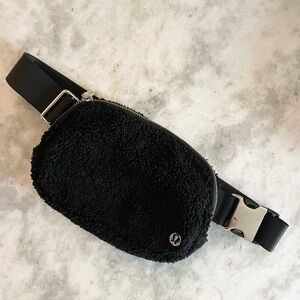 lululemon athletics everywhere belt bag 1L Black Sherpa
